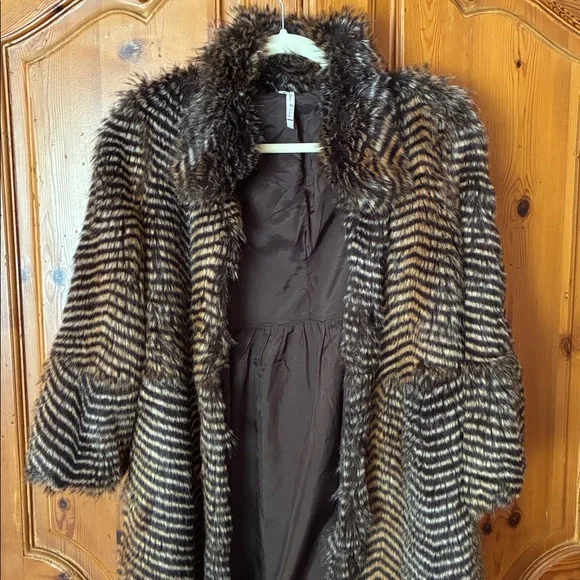 Willow & Clay Faux Fur Coat NWOT - Picture 7 of 7